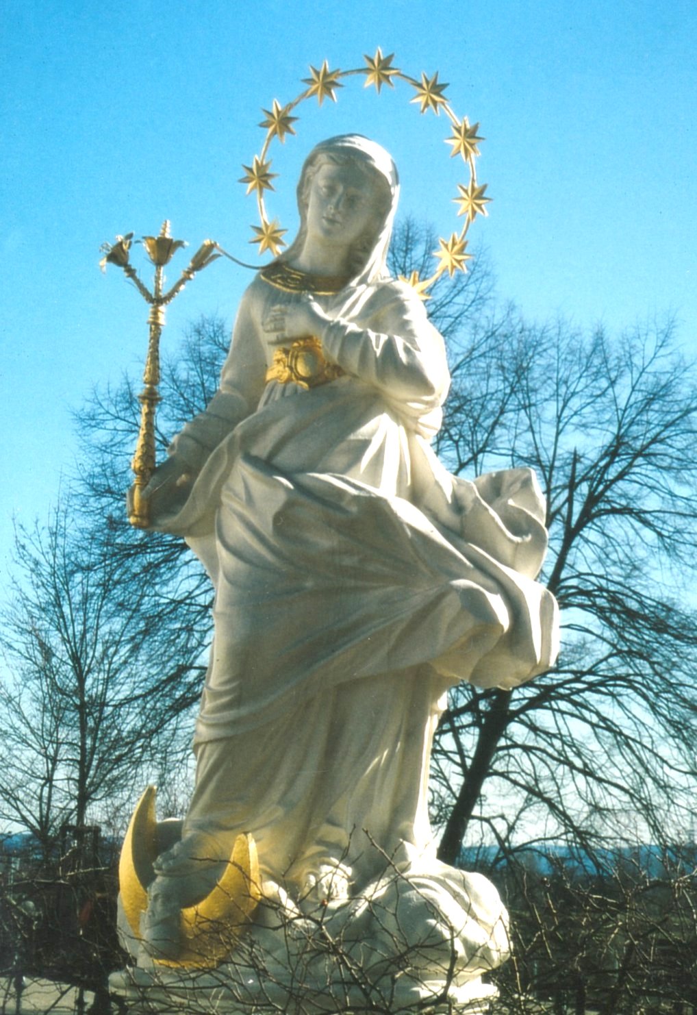 Die Mutter Gottes mit dem Trinitätszepter vor der Wallfahrtskirche Schönenberg / Ellwangen